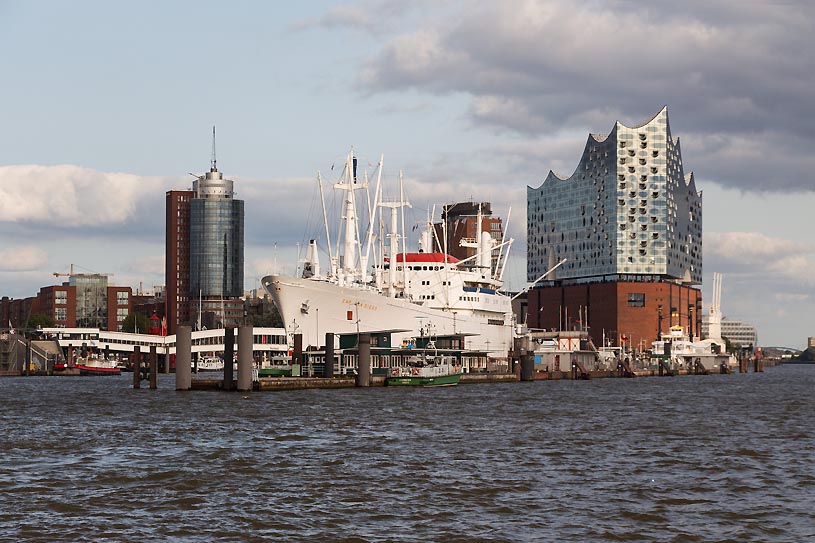 Hamburger Hafen mit Elbphilharmonie
