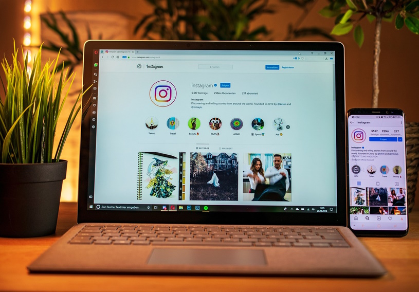 Instagram auf Laptop und Smartphone