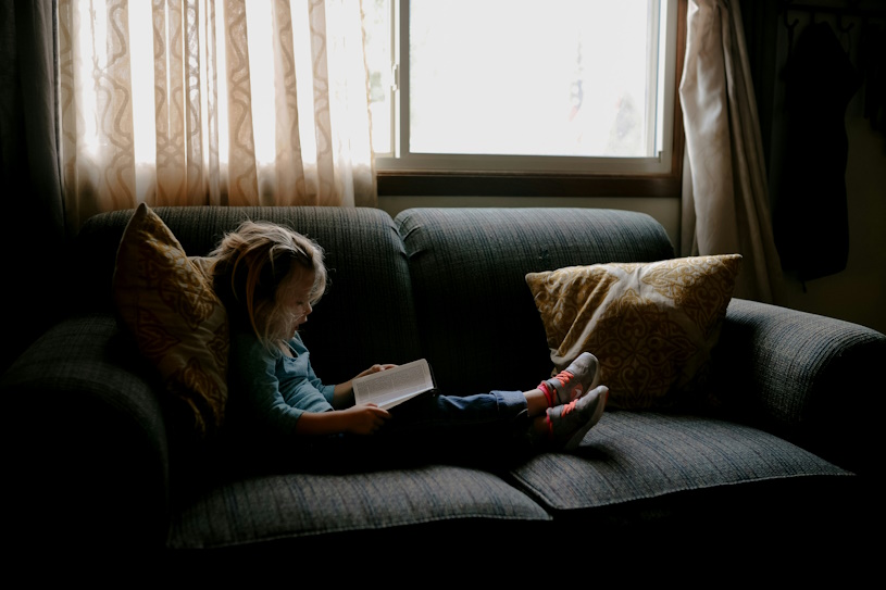 Kind liest ein Buch