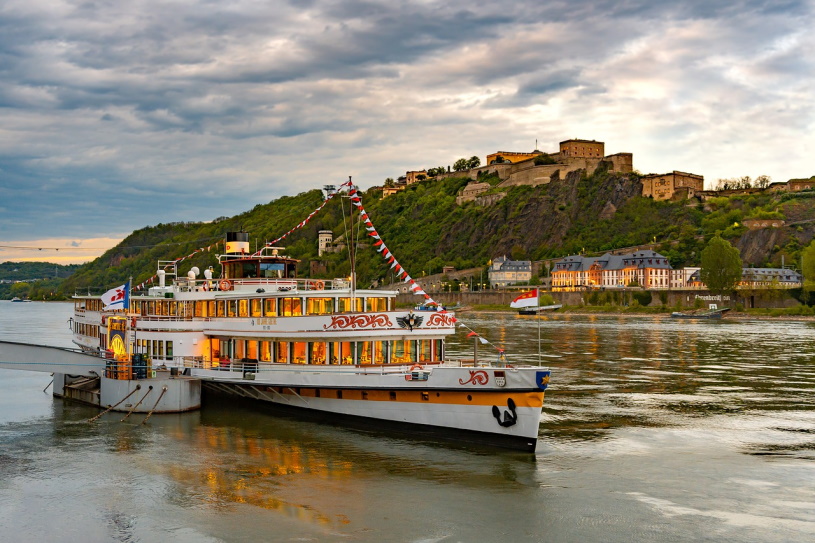 Fahrgastschiff auf der Mosel vor Ehrenbreitstein