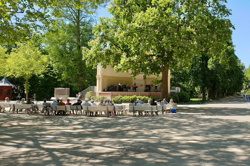 Konzert im Musikpavillon im Kurpark auf der Brunnenallee