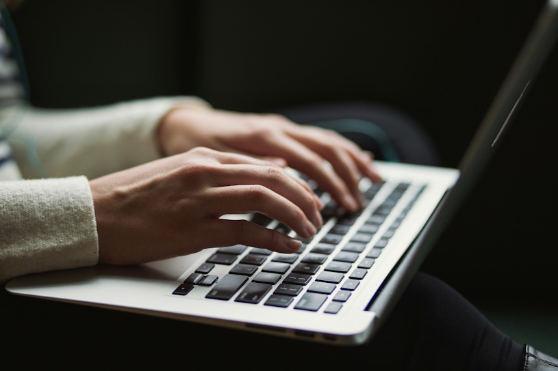 Frau am Laptop