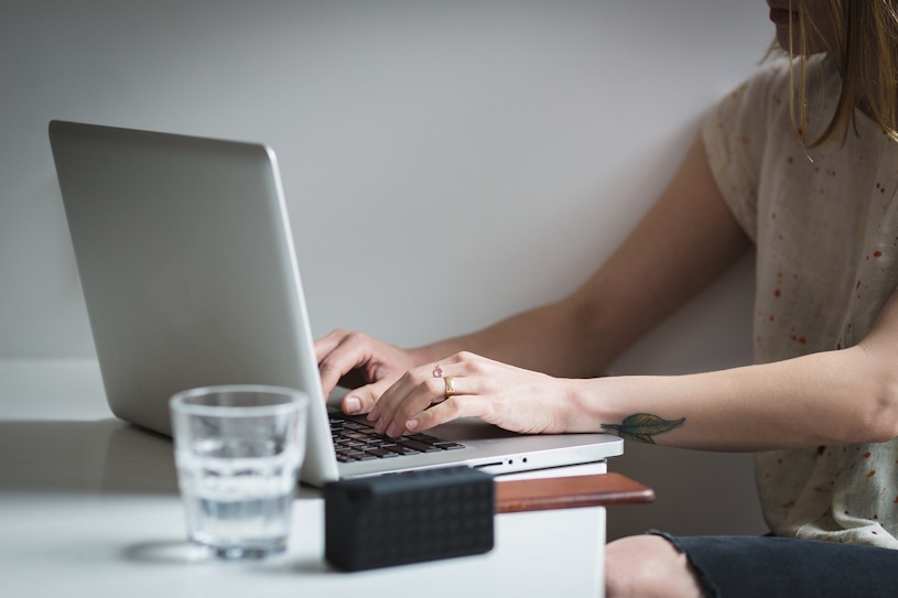 Frau am Laptop