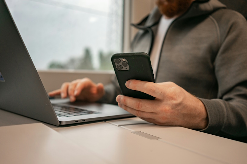Smartphone und Laptop Smartphone und Laptop