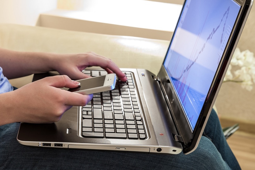 Arbeiten mit Laptop und Smartphone