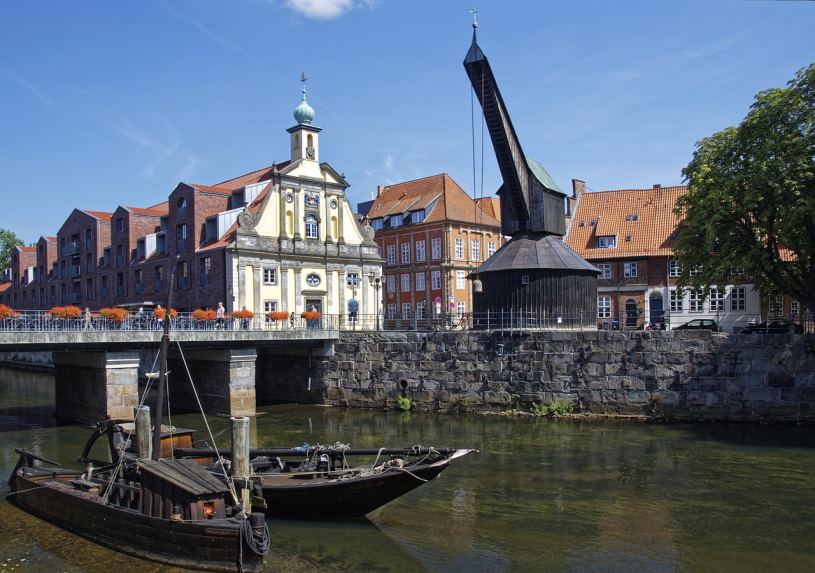 Alter Hafen mit Kran und Kaufhaus