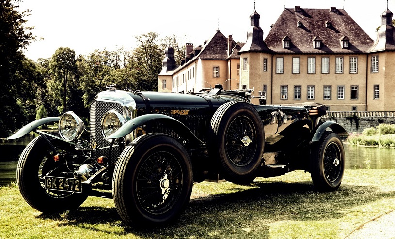 Oldtimer vor Schloss