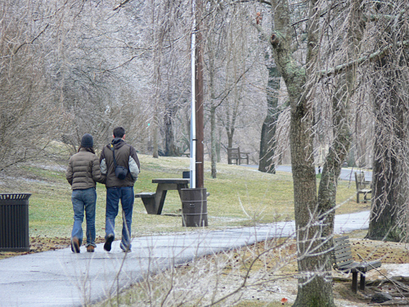 Paar geht im Park spazieren