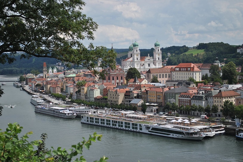 Flusskreuzfahrtschiffe in Passau an der Donau