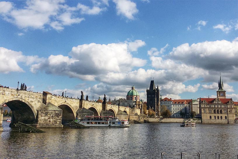 Prag mit Karlsbrücke über die Moldau