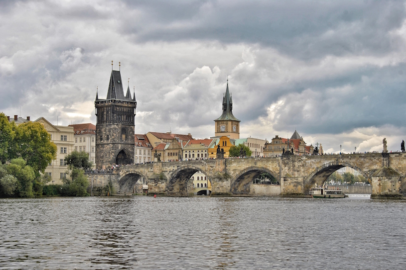 Prag mit Moldau und Karlsbrücke