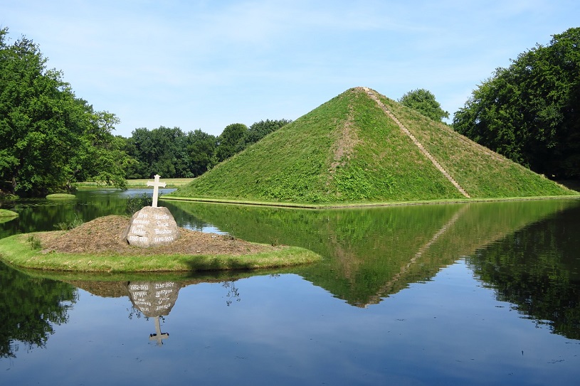 Grab des Frsten in einer Pyramide im Park in Branitz