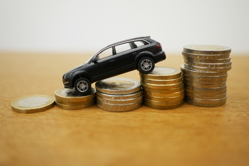 Äußerst selten werden Fahrzeuge, insbesondere Neuwagen, mit erspartem Geld finanziert.