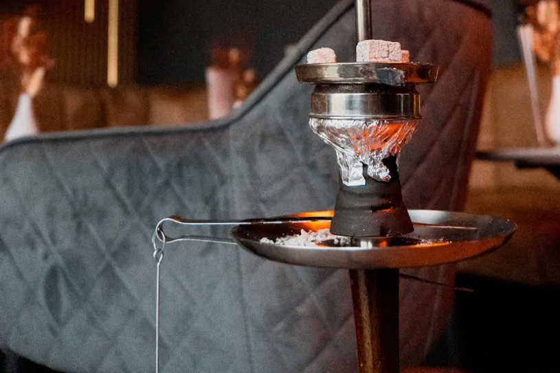 Gemütlich eingerichteter Innenbereich einer Shisha-Bar mit Sitzecken in Frankfurt am Main Gemütlich eingerichteter Innenbereich einer Shisha-Bar mit Sitzecken in Frankfurt am Main