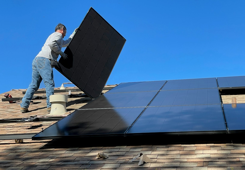 Befestigung der Solarmodule auf dem Dach