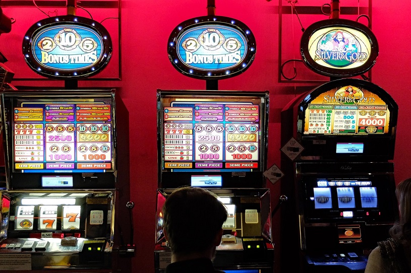 Menschen an Spielautomaten