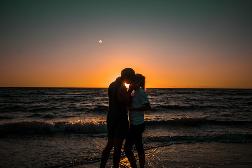 Am Strand bei Sonnenuntergang