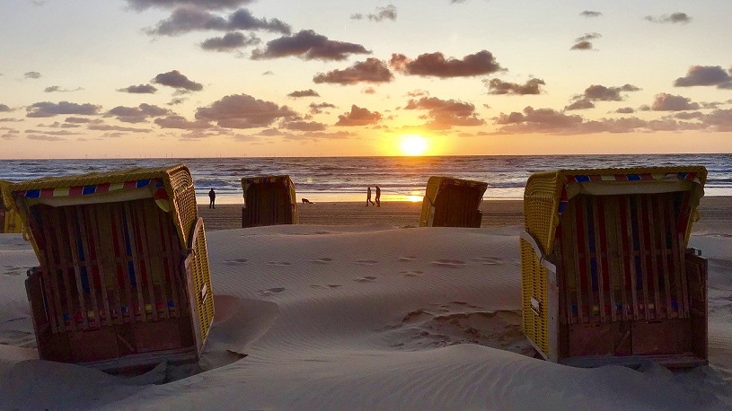 Strandkrbe an der Nordsee im Sonnenuntergang