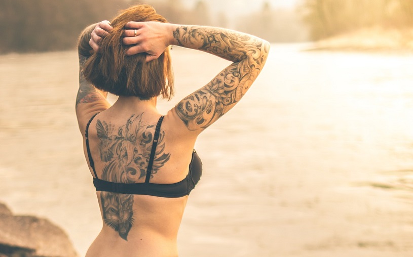 Frau mit Tattoos