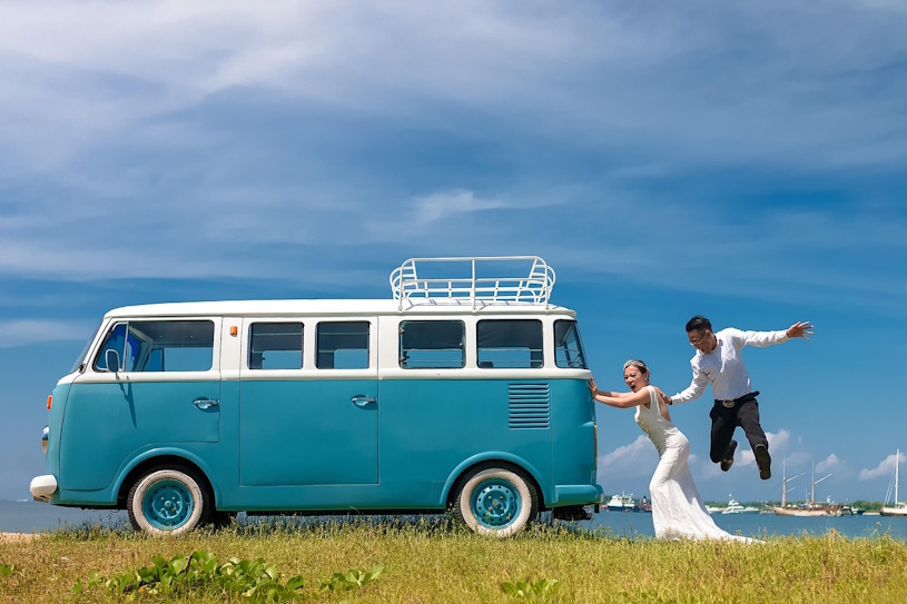 Hochzeitspaar mit VW Bus