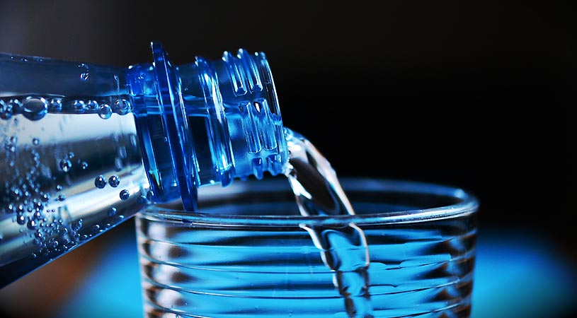 Gekhltes Wasser ins Glas
