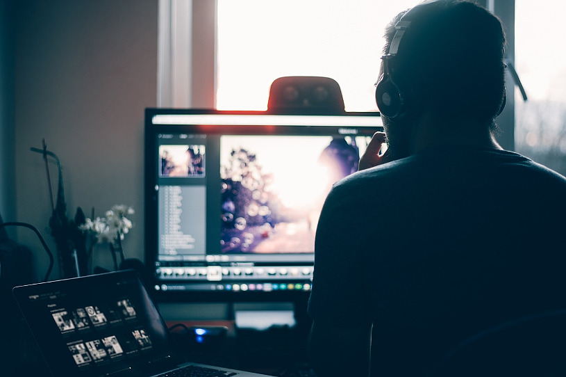 Mann mit Headset beim Webinar