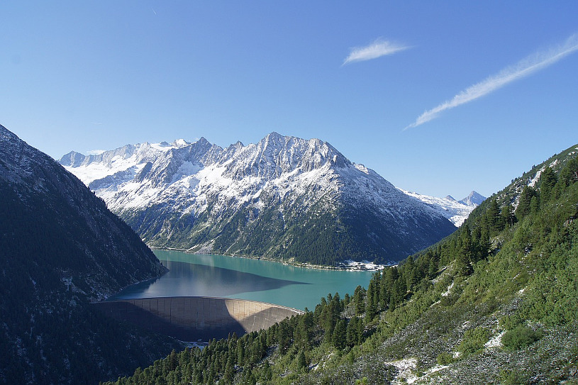 Berglandschaft mit Stausee