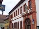 Das Schelfenhaus ist ein denkmalgeschtztes, barockes Gebude in Volkach. Es steht in der nach ihm benannten Gasse, mitten in der Altstadt der unterfrnkischen Kleinstadt. Um das Jahr 1719 begann der Bau des Schelfenhauses. Bauherr war der reichste Brger der Landstadt Volkach, Johann Georg Adam Schelf.