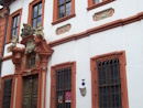 Das Schelfenhaus ist innen mit reichen Stuckdecken ausgestattet. Auch die Deckengemlde haben kunsthistorischen Wert. Insbesondere der erste Stock des Hauses mit dem Bildersaal, dem Weien Saal und dem Professor-Rsser-Zimmer ist prachtvoll.