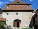 In dem stadt- und regionalgeschichtlichen Museum Barockscheune werden Objekte zu verschiedenen Themen wie der Vor- und Frhgeschichte, Alltags- und Stadtgeschichte sowie zum Weinbau prsentiert.