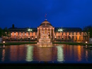 Kurhaus bei Nacht - Im Kurhaus fanden schon oft bedeutende nationale und internationale Veranstaltungen wie Kongresse, Blle, Konzerte und auch Parteitage statt. Vor dem Kurhaus - auf dem sogenannten Bowling Green - gab es zudem schon viele Open-Air-Konzerte - auch bei Nacht. Es wird dabei wirkungsvoll als beleuchtete Kulisse hervorgehoben.