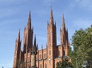 Die neugotische evangelische Marktkirche am Schlossplatz wurde in den Jahren 1853 bis 1862 von Carl Boos erbaut und galt zur Zeit ihrer Errichtung als das größte Backsteingebäude im Herzogtum Nassau. Der zentrale Turm ist mit einer Höhe von 98 Metern heute noch das höchste Gebäude der Stadt Wiesbaden.