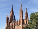 Die neugotische evangelische Marktkirche am Schlossplatz wurde in den Jahren 1853 bis 1862 von Carl Boos erbaut und galt zur Zeit ihrer Errichtung als das grte Backsteingebude im Herzogtum Nassau. Der zentrale Turm ist mit einer Hhe von 98 Metern heute noch das hchste Gebude der Stadt Wiesbaden.