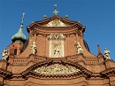 Neumnster - Romanische Basilika des 11. Jahrhunderts. Chor und schmuckvoller Turm 13. Jahrhundert. Mchtiger Kuppelbau und aufwendige Barockfassade 1710-1716. Errichtet ber der Grabsttte des hl. Kilian und seiner Gefhrten, die hier als Missionare im Jahre 689 ermordet wurden. Madonna von Riemenschneider. Im Lusamgrtlein (Zugang nrdlich vom Chor der Neumnsterkirche) Grabsttte Walthers von der Vogelweide. Der Kreuzgangflgel (um 1180) ist ein Hauptwerk der Stauferzeit in Wrzburg.