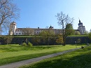 Festung Marienberg - Ursprnglich Fliehburg der Hallstattzeit (um 1000 v.Chr.). 706 Weihe einer Marienkirche. Um 1200 Grndung der Burg, aus dieser Zeit der Bergfried. 1253-1719 Residenz der Frstbischfe, Hauptburg umgeben von mittelalterlichem Bering mit Scherenbergtor (1482). Umbau zum Renaissanceschlo und Anlage der Echterbastei unter Julius Echter nach 1600. Aus dieser Zeit der reizvolle Brunnentempel ber dem tiefen Brunnen (104 m). Im 17. Jahrhundert, nach der Eroberung durch Gustav Adolf von Schweden 1631: Ausbau zur Barockfestung und Anlage des Frstengartens