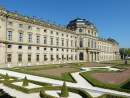 Residenz - Hauptwerk des sddeutschen Barock, eines der bedeutendsten Schlsser Europas. Erbaut 1720-1744 nach Plnen Balthasar Neumanns unter Mitwirkung L. von Hildebrandts aus Wien und M. von Welschs aus Mainz.