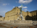 Residenz - 1945 blieben unversehrt erhalten: das groartige Treppenhaus mit freitragendem Gewlbe und glanzvollem Deckengemlde des Venezianers G. B. Tiepolo; Weier Saal mit reicher Stuckzier von A. Bossi; Kaisersaal mit prchtiger Ausstattung und Fresken G. B. Tiepolos; Gartensaal mit Deckengemlde von Johann Zick.