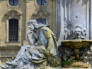 Residenz - Wiederhergestellt die Paradezimmer, ausgestattet in reichstem Rokoko 1740 - 1770. Hofgarten der Residenz, angelegt unter Einbeziehung der Barockbastionen, mit zahlreichen Gartenplastiken sowie schmiedeeisernen Toren von J. Gg. Oegg in reichsten Rokokoformen.