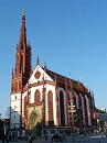 Marienkapelle - Sptgotische Hallenkirche der Brgerschaft, begonnen 1377, mit dem Turmbau gegen 1480 vollendet. Reiche plastische Bauzier (Portalfiguren Adam und Eva von Riemenschneider jetzt im Museum, Kopien von 1975 an deren Stelle am Marktportal), besonders in den Bogenfeldern der Portale. Auf dem Altar vier Tafelgemlde von 1514.